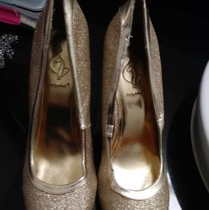 Gold sparlkley pumps